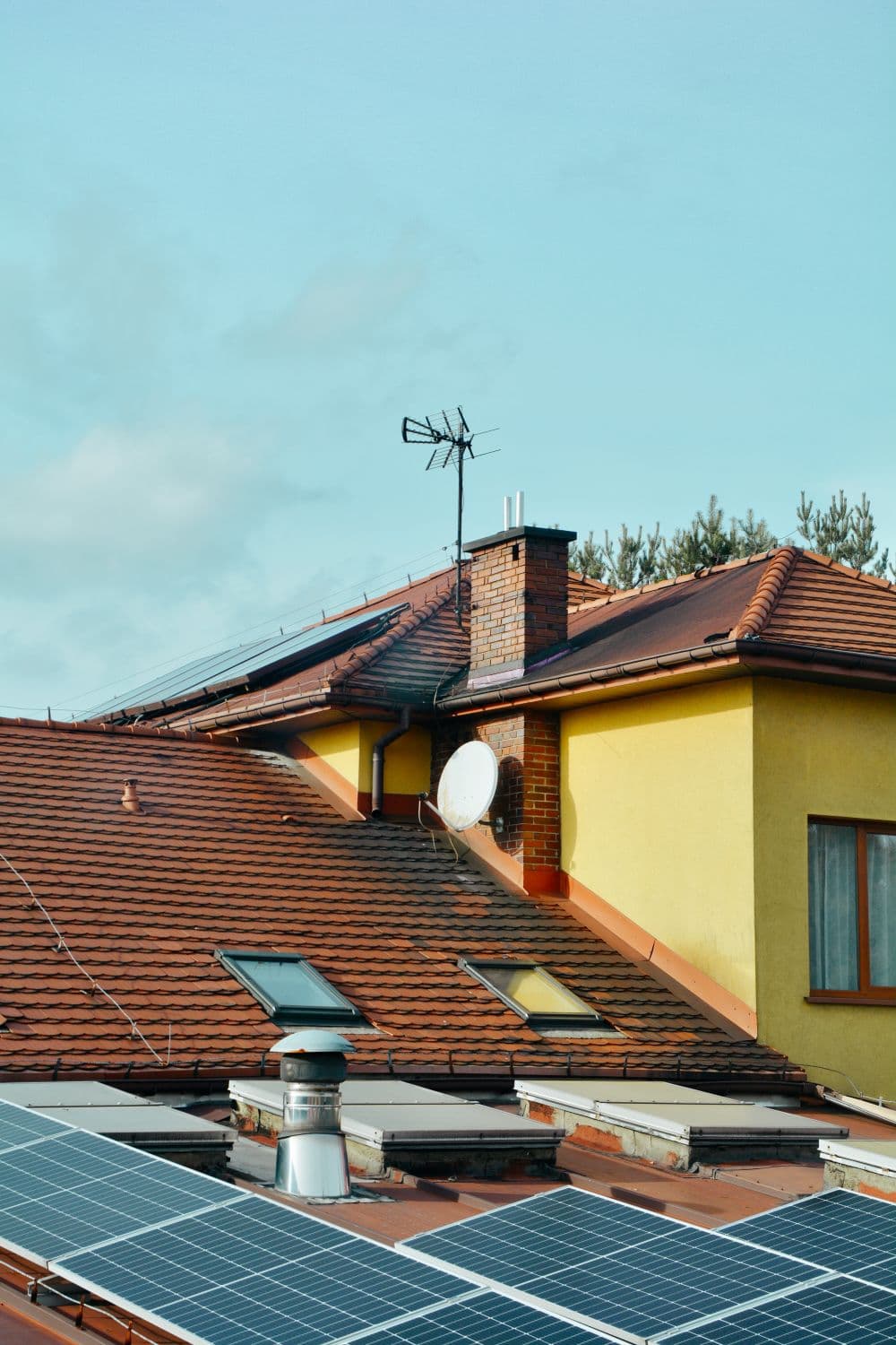 Maison avec panneaux solaires et toiture en tuiles