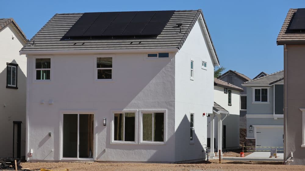 Maison moderne équipée de panneaux solaires